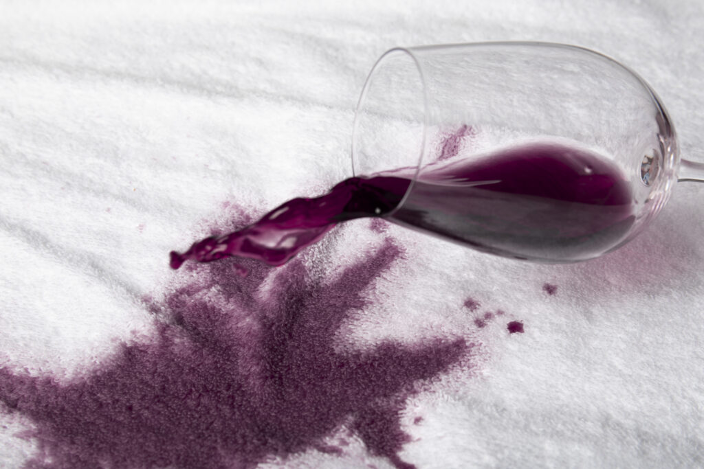Rozlane wino na dywanie lub wykładzinie