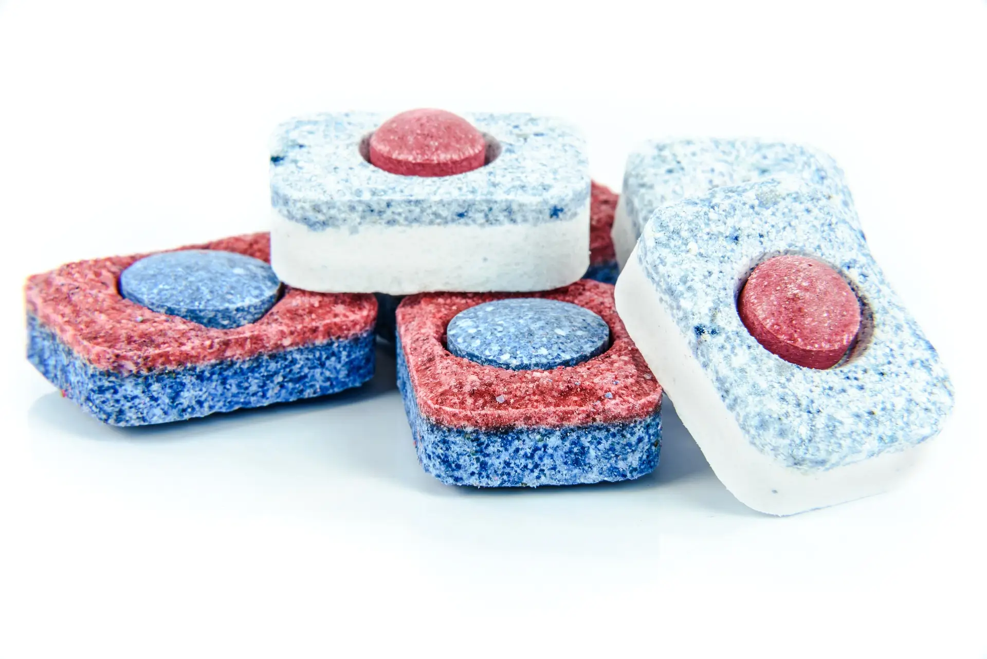 Kolorowe tabletki i kapsułki do mycia naczyń w zmywarce