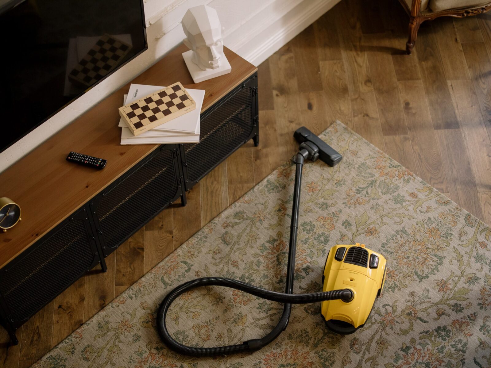 Czysty dywan: Jak samodzielnie usunąć plamy i zabrudzenia z dywanów i wykładzin?