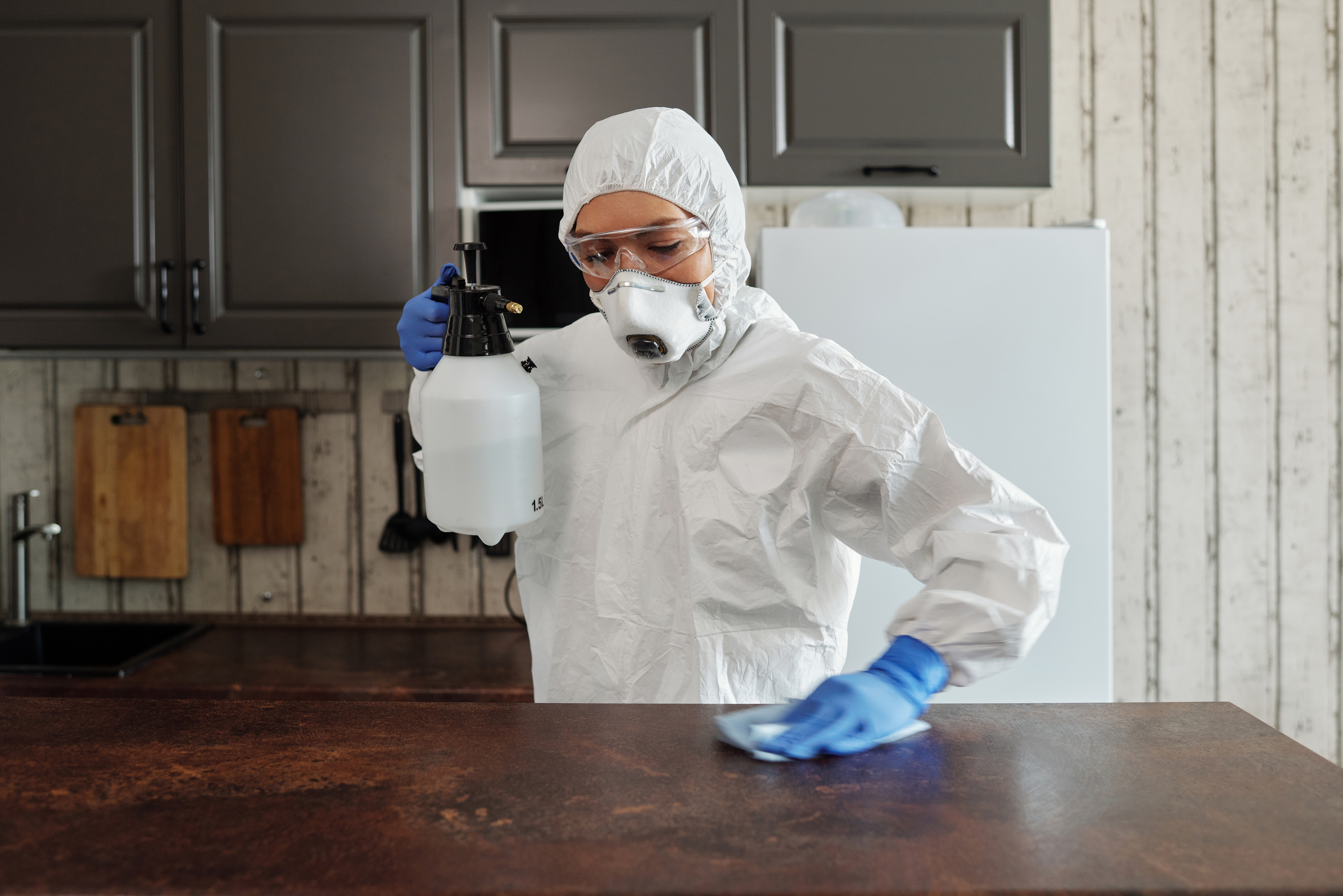 Domowe sposoby na dezynfekcję Jak zrobić skuteczny spray antybakteryjny, który nie uszkodzi Twoich powierzchni