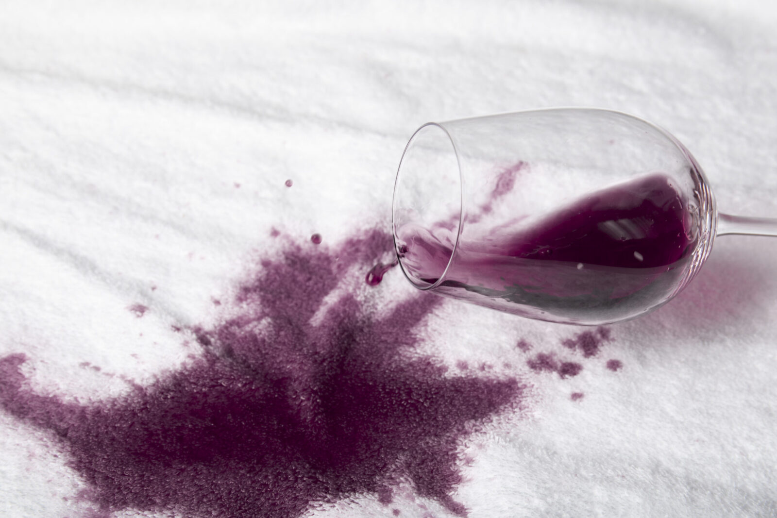 Jak skutecznie usunąć plamy z czerwonego wina z dywanu lub tapicerki
