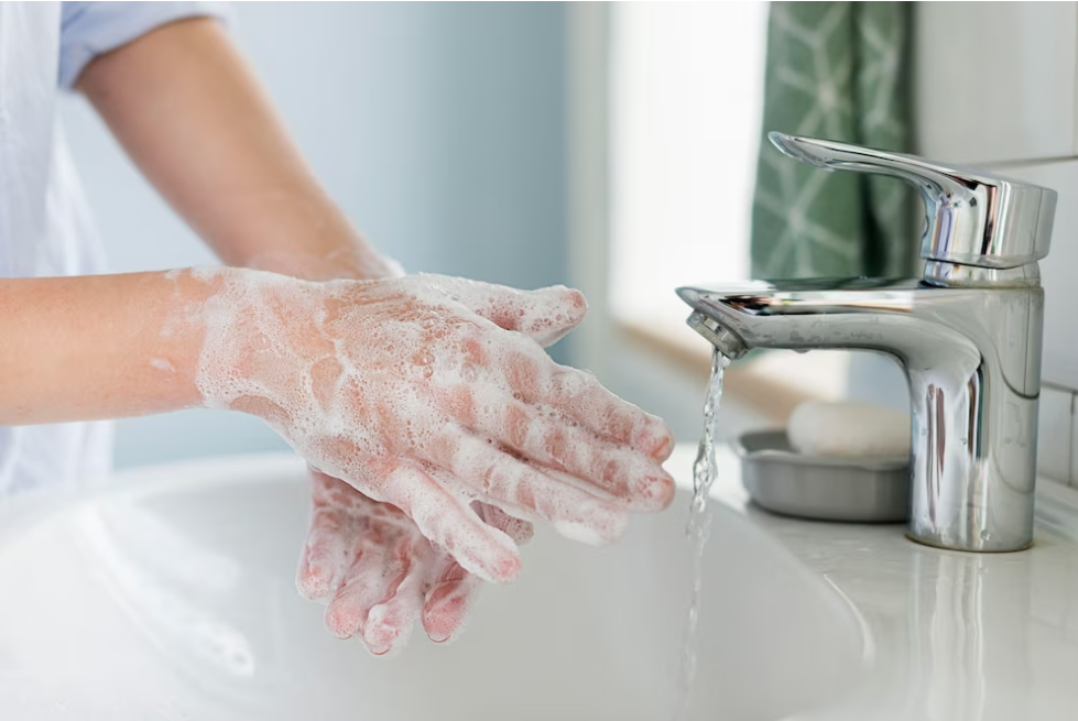 Mycie rąk zapobiega pozostawianiu tłustych odcisków