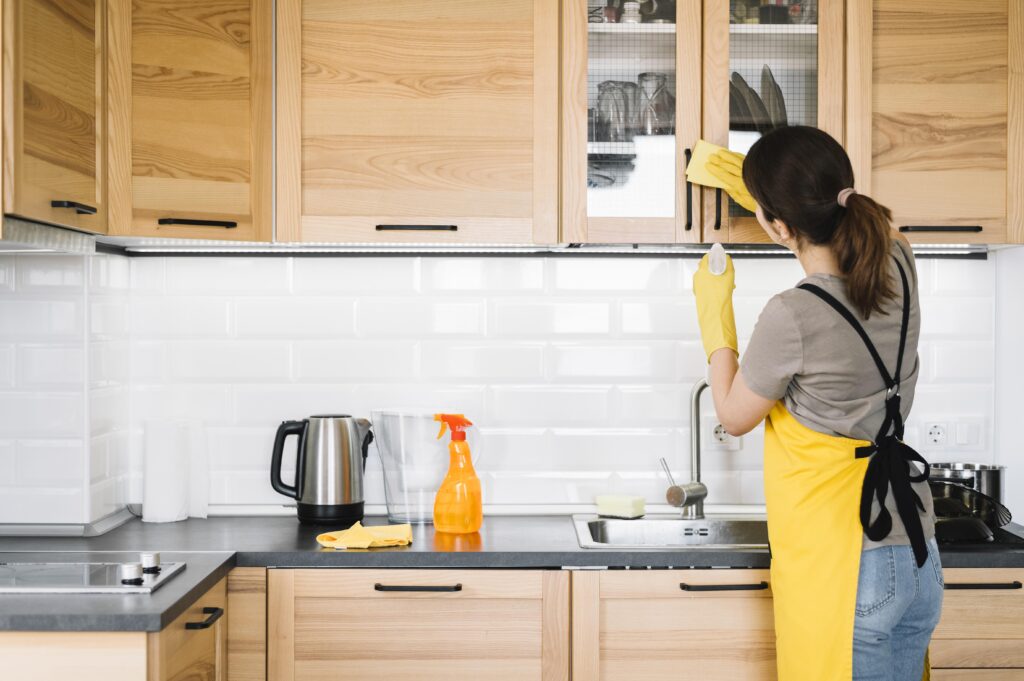 Sprzątanie kuchni przy pomocy własnoręcznie zrobionego środka czyszczącego