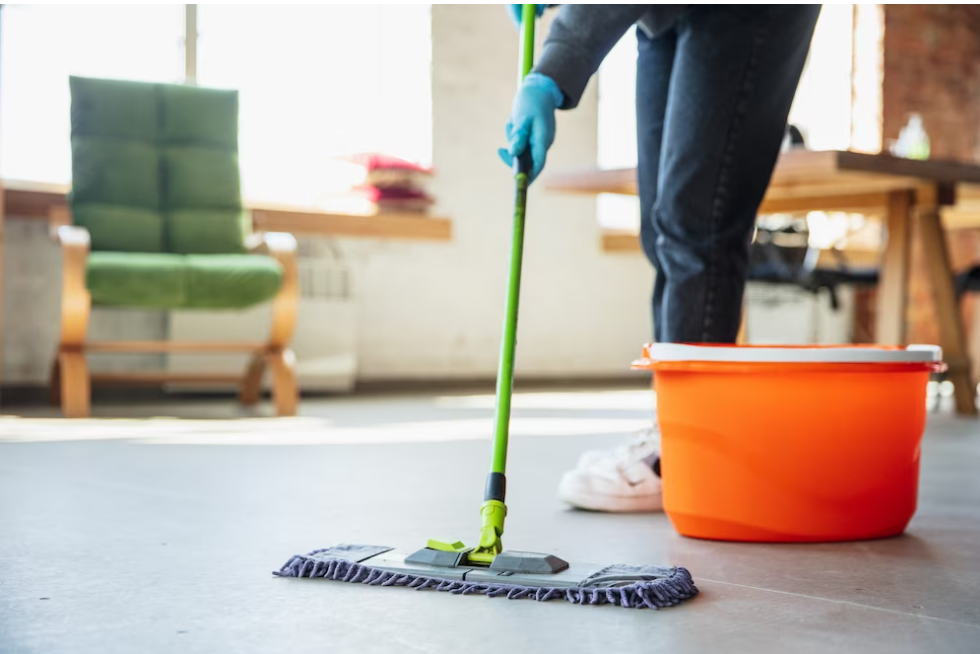 Systematyczne utrzymanie czystości podłogi